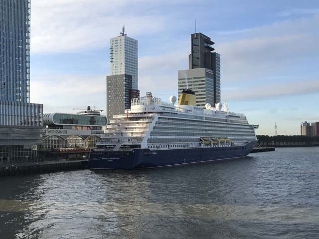 Cruiseschip ms Spirit of Adventure aan de Cruise Terminal Rotterdam